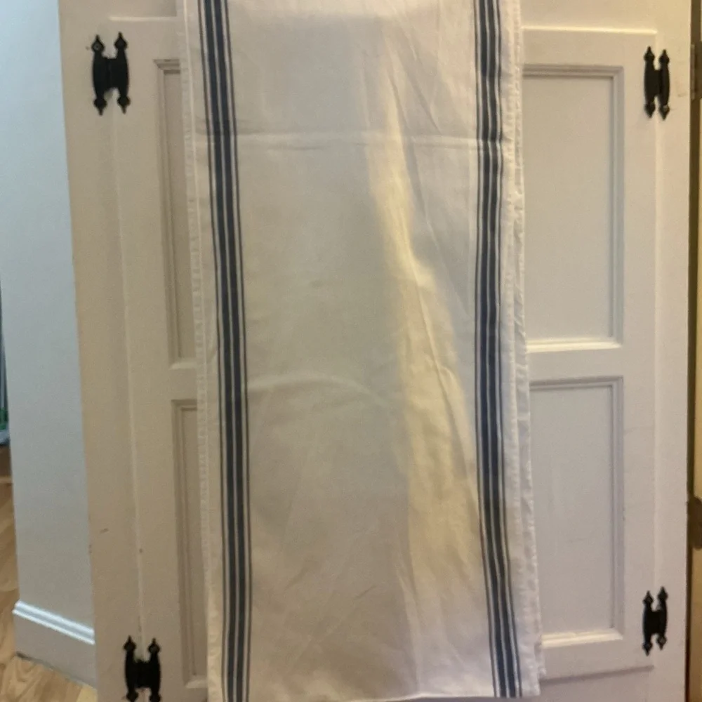 Williams Sonoma Crisp White Runner 108”/16”
